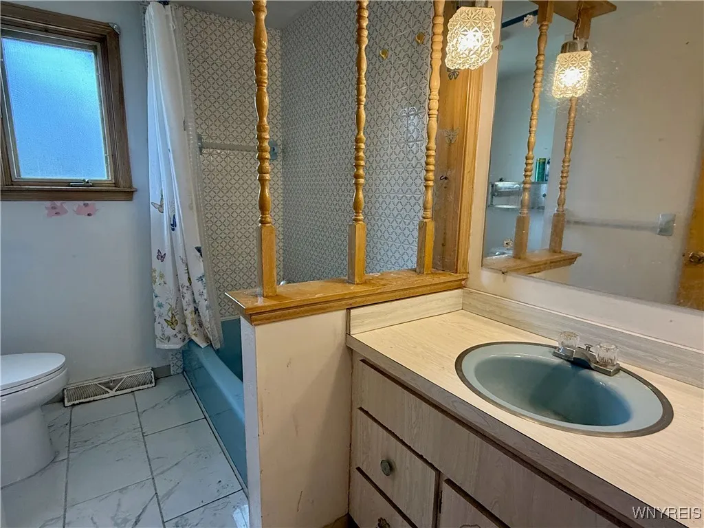 2547 William Street Left, Cheektowaga, New York 14, Cheektowaga, New York 14206, 2 Bedrooms Bedrooms, 5 Rooms Rooms,1 BathroomBathrooms,Residential Lease,For Rent,2547 William Street Left, Cheektowaga, New York 14,B1626201