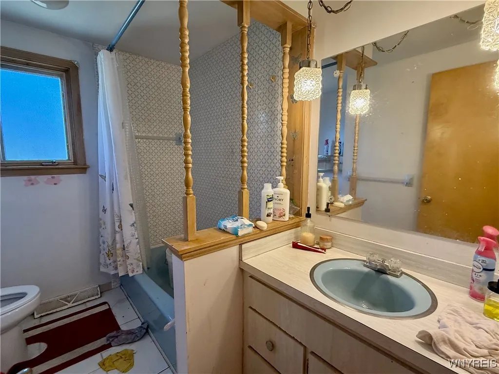 2547 William Street Left, Cheektowaga, New York 14, Cheektowaga, New York 14206, 2 Bedrooms Bedrooms, 5 Rooms Rooms,1 BathroomBathrooms,Residential Lease,For Rent,2547 William Street Left, Cheektowaga, New York 14,B1626201