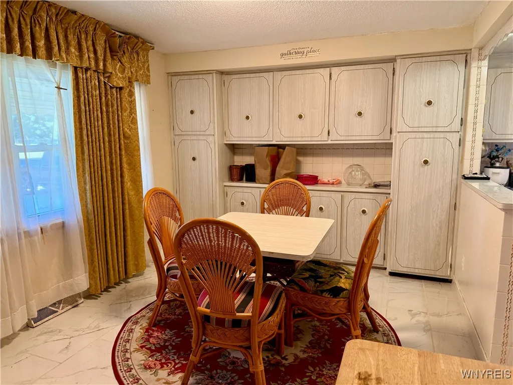 2547 William Street Left, Cheektowaga, New York 14, Cheektowaga, New York 14206, 2 Bedrooms Bedrooms, 5 Rooms Rooms,1 BathroomBathrooms,Residential Lease,For Rent,2547 William Street Left, Cheektowaga, New York 14,B1626201