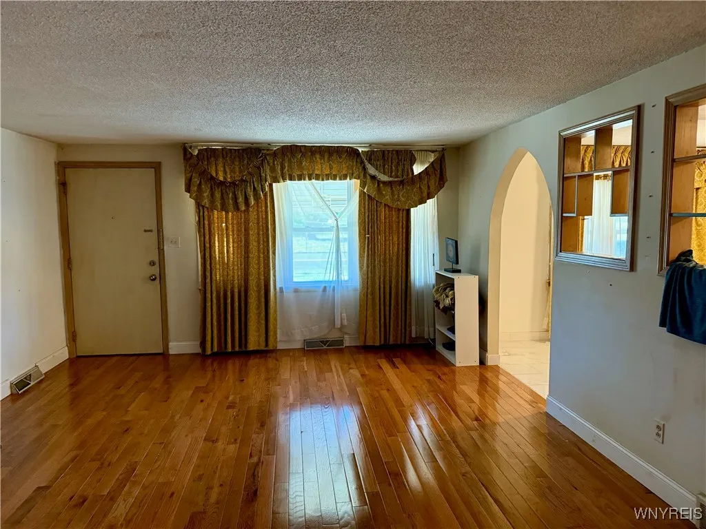 2547 William Street Left, Cheektowaga, New York 14, Cheektowaga, New York 14206, 2 Bedrooms Bedrooms, 5 Rooms Rooms,1 BathroomBathrooms,Residential Lease,For Rent,2547 William Street Left, Cheektowaga, New York 14,B1626201