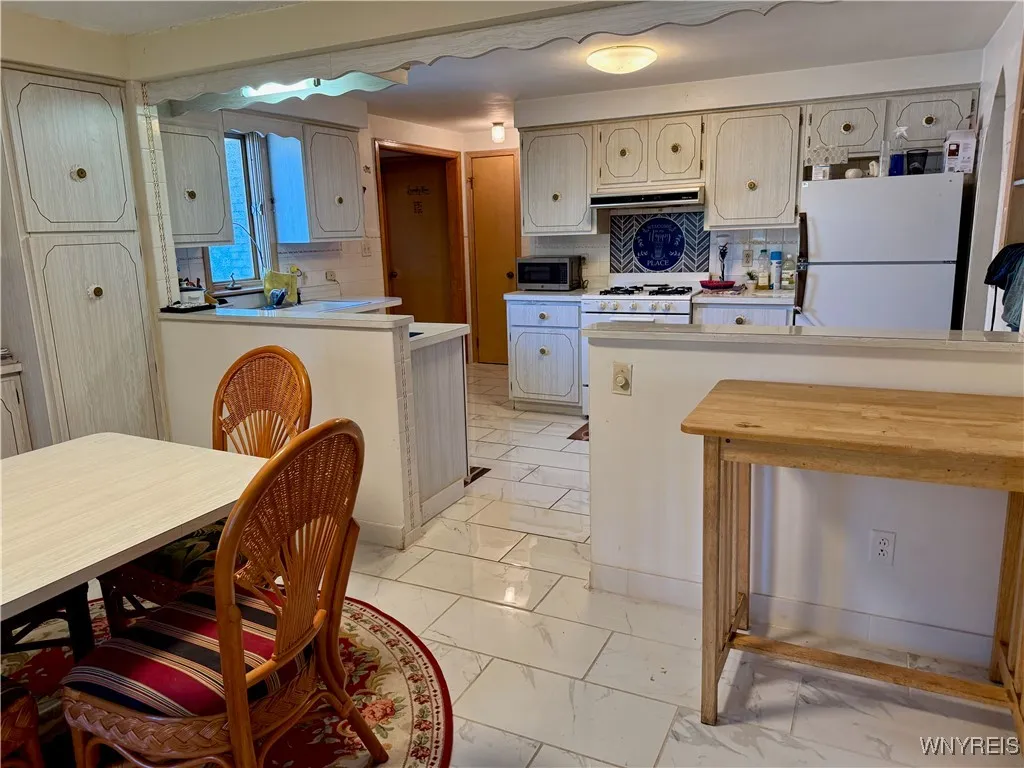 2547 William Street Left, Cheektowaga, New York 14, Cheektowaga, New York 14206, 2 Bedrooms Bedrooms, 5 Rooms Rooms,1 BathroomBathrooms,Residential Lease,For Rent,2547 William Street Left, Cheektowaga, New York 14,B1626201