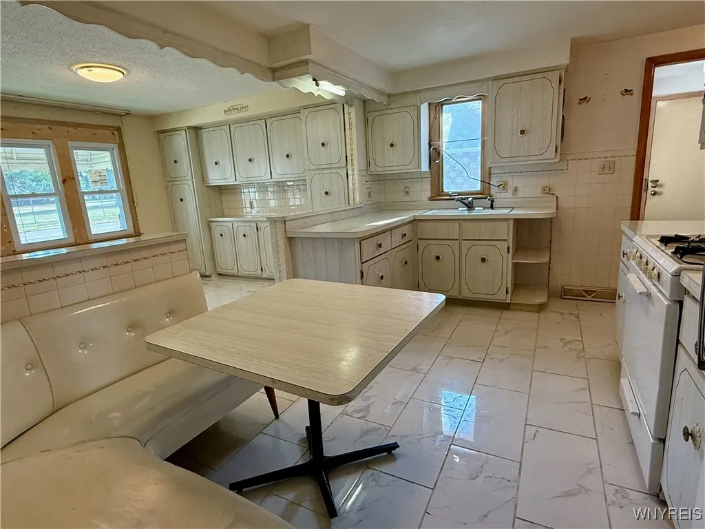 2547 William Street Left, Cheektowaga, New York 14, Cheektowaga, New York 14206, 2 Bedrooms Bedrooms, 5 Rooms Rooms,1 BathroomBathrooms,Residential Lease,For Rent,2547 William Street Left, Cheektowaga, New York 14,B1626201