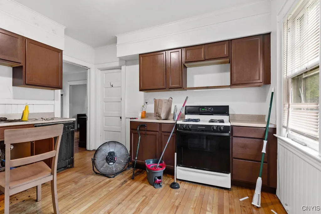 700 Maryland Avenue 2, Syracuse, New York 13210, Syracuse, New York 13210, 2 Bedrooms Bedrooms, 6 Rooms Rooms,1 BathroomBathrooms,Residential Lease,For Rent,700 Maryland Avenue 2, Syracuse, New York 13210,S1626448