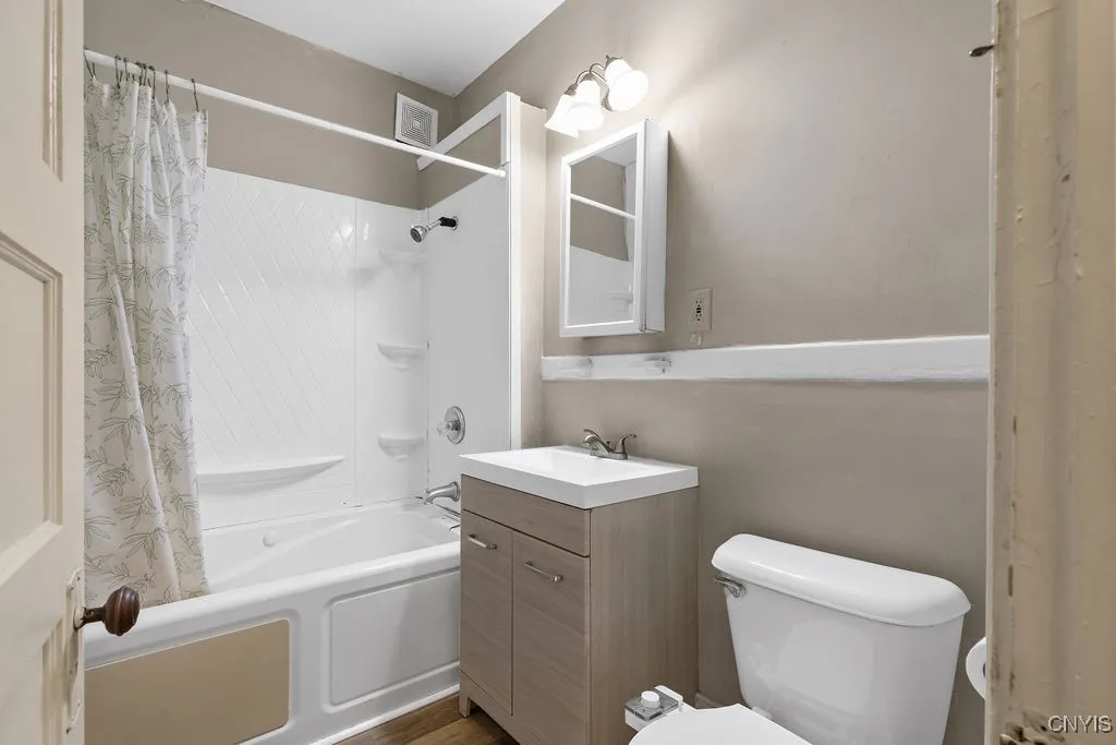 700 Maryland Avenue 2, Syracuse, New York 13210, Syracuse, New York 13210, 2 Bedrooms Bedrooms, 6 Rooms Rooms,1 BathroomBathrooms,Residential Lease,For Rent,700 Maryland Avenue 2, Syracuse, New York 13210,S1626448