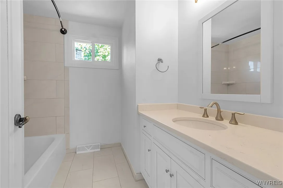 32 Honorine Drive, Cheektowaga, New York 14043, Cheektowaga, New York 14043, 4 Bedrooms Bedrooms, 8 Rooms Rooms,2 BathroomsBathrooms,Residential,Closed,32 Honorine Drive, Cheektowaga, New York 14043,0,B1626472