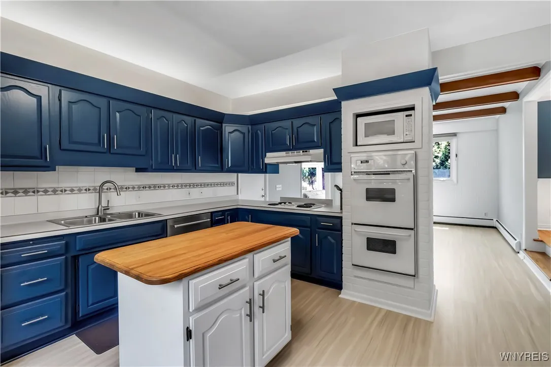 21 Tee Court, Amherst, New York 14221, Amherst, New York 14221, 4 Bedrooms Bedrooms, 9 Rooms Rooms,2 BathroomsBathrooms,Residential,For Sale,21 Tee Court, Amherst, New York 14221,B1626362