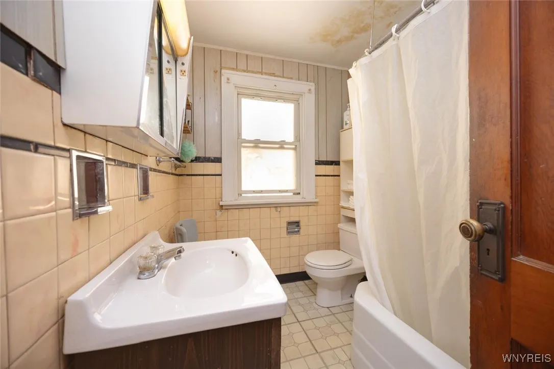 5810 Buffalo Avenue, Niagara Falls, New York 14304, Niagara Falls, New York 14304, 4 Bedrooms Bedrooms, 9 Rooms Rooms,2 BathroomsBathrooms,Residential,For Sale,5810 Buffalo Avenue, Niagara Falls, New York 14304,0,B1626119
