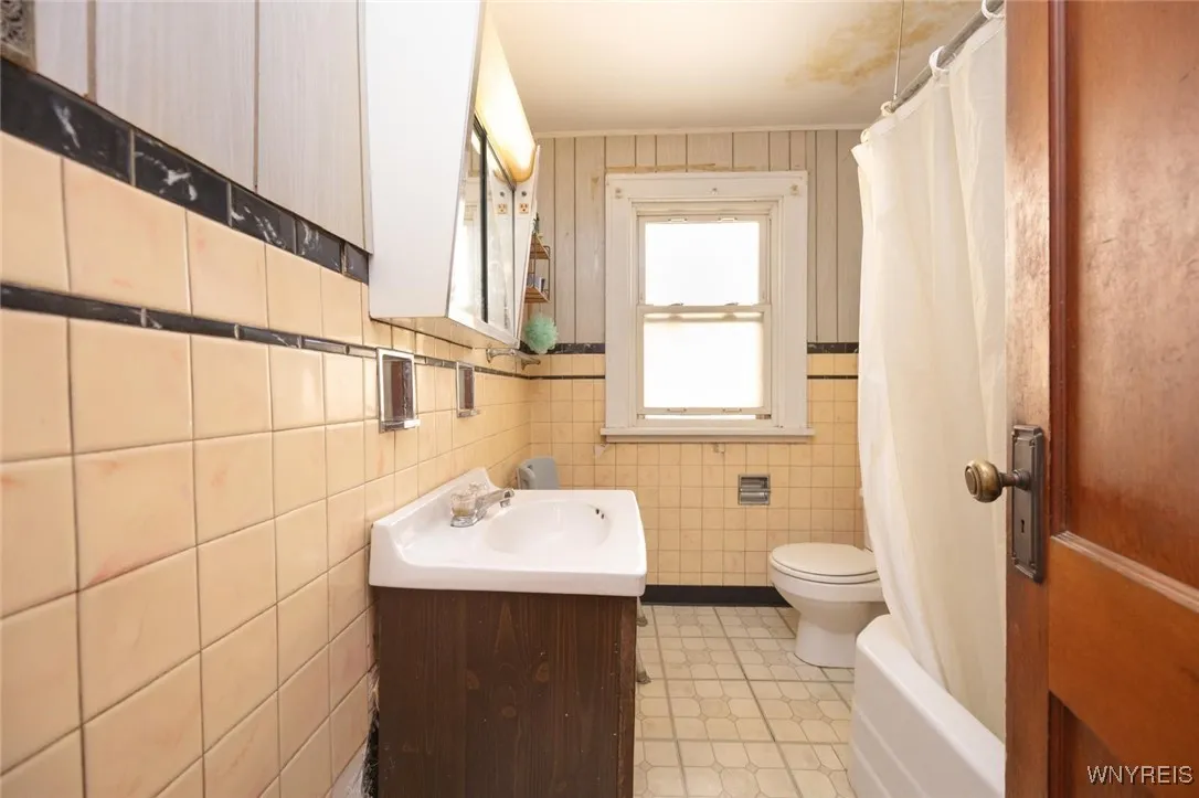5810 Buffalo Avenue, Niagara Falls, New York 14304, Niagara Falls, New York 14304, 4 Bedrooms Bedrooms, 9 Rooms Rooms,2 BathroomsBathrooms,Residential,For Sale,5810 Buffalo Avenue, Niagara Falls, New York 14304,0,B1626119