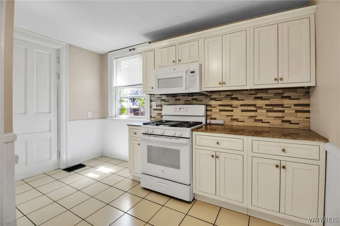 559 Potomac Avenue, Buffalo, New York 14222, Buffalo, New York 14222, 6 Bedrooms Bedrooms, ,2 BathroomsBathrooms,Residential,For Sale,559 Potomac Avenue, Buffalo, New York 14222,B1625778