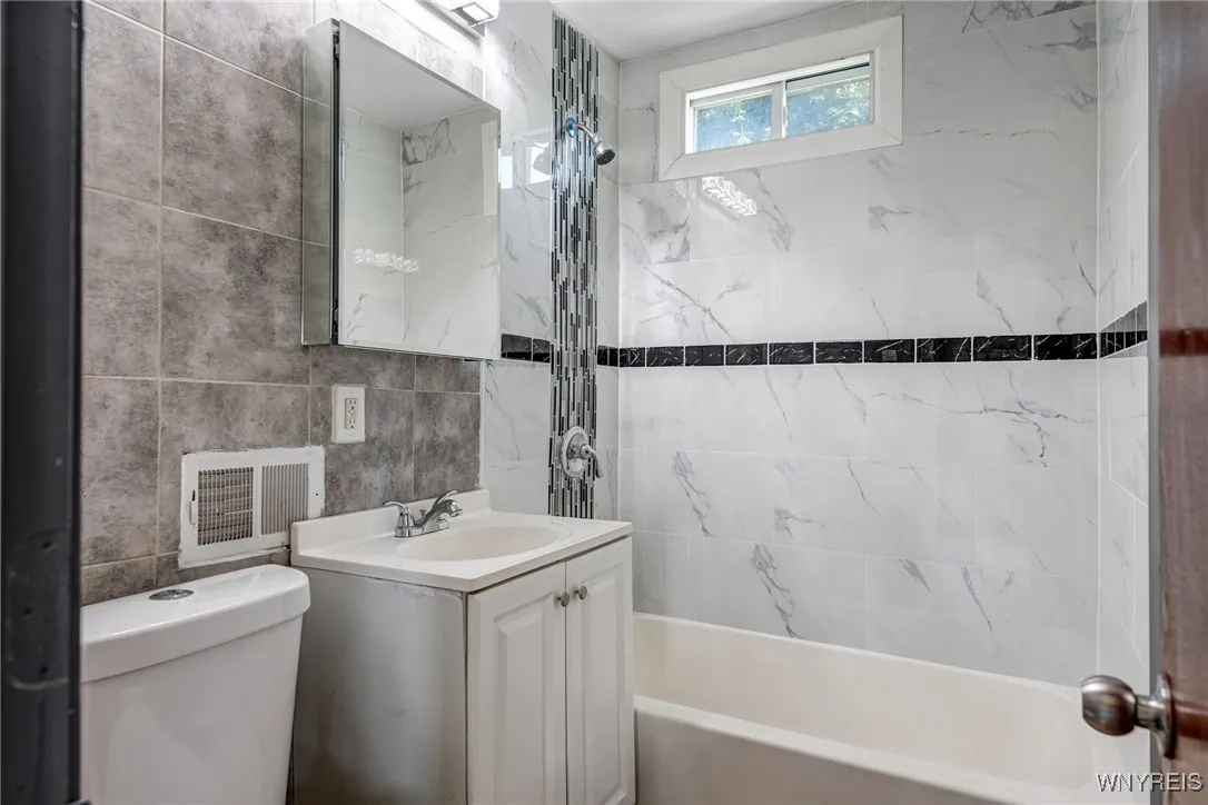 377 Walnut Street, Buffalo, New York 14204, Buffalo, New York 14204, 6 Bedrooms Bedrooms, ,2 BathroomsBathrooms,Residential,Closed,377 Walnut Street, Buffalo, New York 14204,0,B1626078