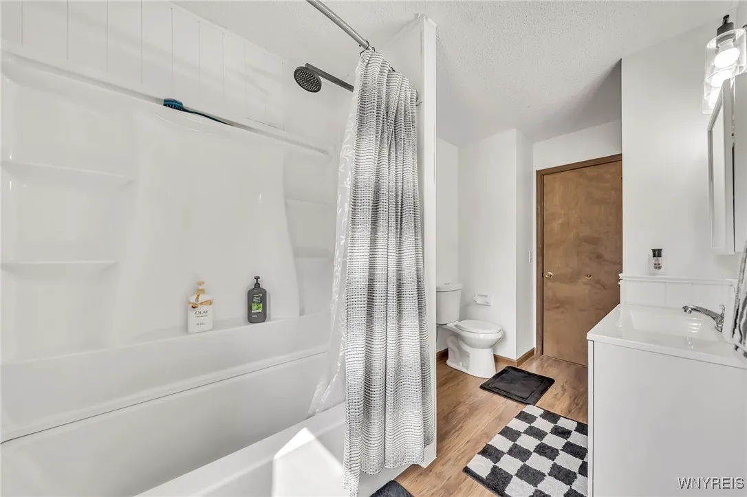 Upstairs bath dual entrance to hall/master