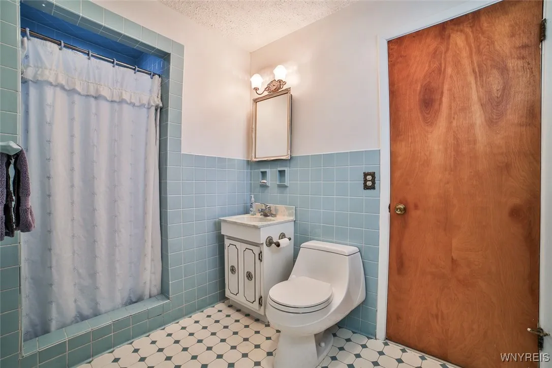 26 Devon Lane, Amherst, New York 14221, Amherst, New York 14221, 4 Bedrooms Bedrooms, 7 Rooms Rooms,2 BathroomsBathrooms,Residential,For Sale,26 Devon Lane, Amherst, New York 14221,B1625947
