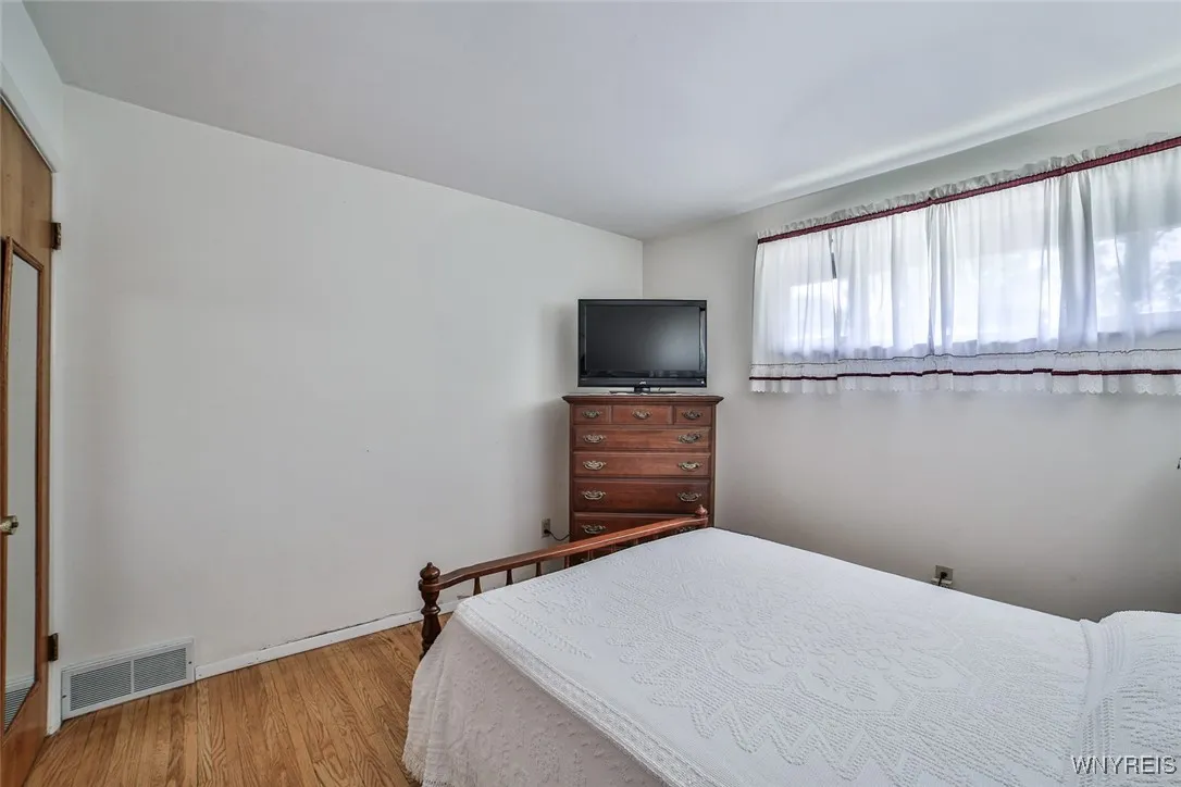 26 Devon Lane, Amherst, New York 14221, Amherst, New York 14221, 4 Bedrooms Bedrooms, 7 Rooms Rooms,2 BathroomsBathrooms,Residential,For Sale,26 Devon Lane, Amherst, New York 14221,B1625947