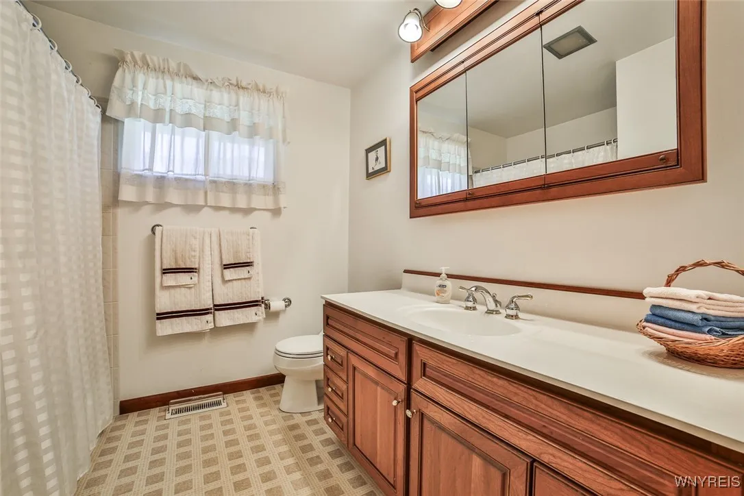 26 Devon Lane, Amherst, New York 14221, Amherst, New York 14221, 4 Bedrooms Bedrooms, 7 Rooms Rooms,2 BathroomsBathrooms,Residential,For Sale,26 Devon Lane, Amherst, New York 14221,B1625947