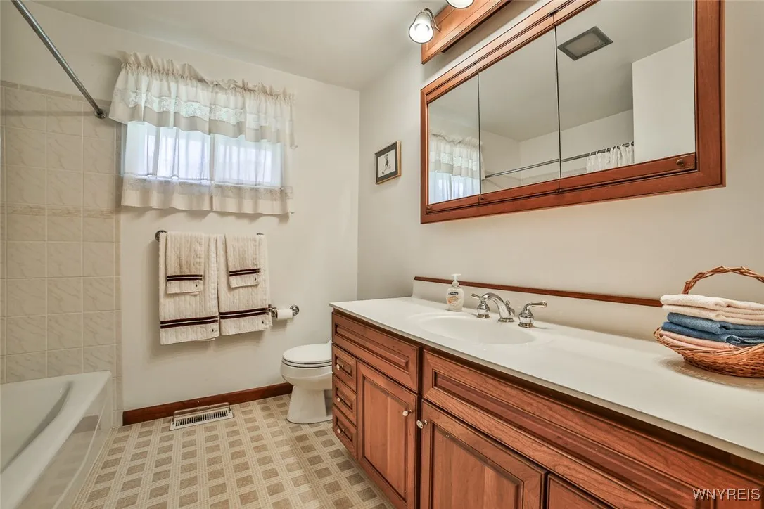 26 Devon Lane, Amherst, New York 14221, Amherst, New York 14221, 4 Bedrooms Bedrooms, 7 Rooms Rooms,2 BathroomsBathrooms,Residential,For Sale,26 Devon Lane, Amherst, New York 14221,B1625947