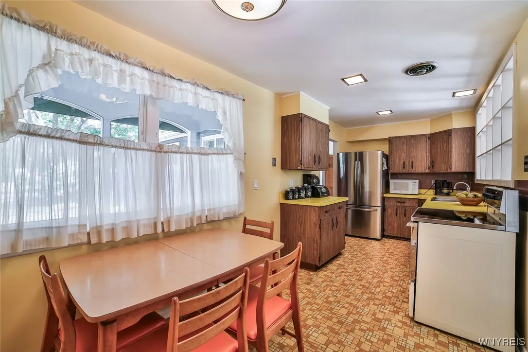 26 Devon Lane, Amherst, New York 14221, Amherst, New York 14221, 4 Bedrooms Bedrooms, 7 Rooms Rooms,2 BathroomsBathrooms,Residential,For Sale,26 Devon Lane, Amherst, New York 14221,B1625947