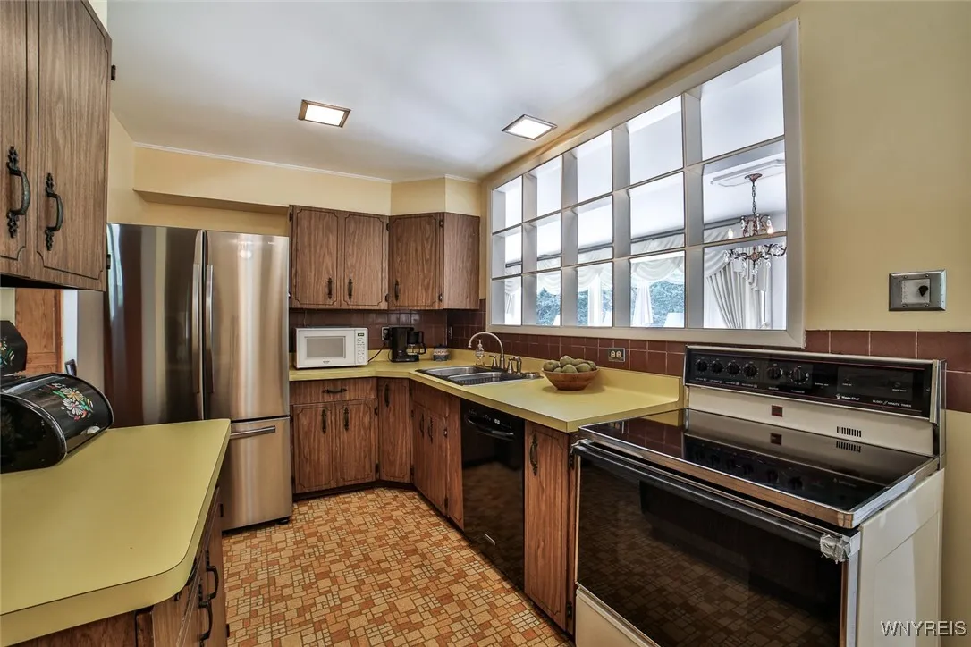 26 Devon Lane, Amherst, New York 14221, Amherst, New York 14221, 4 Bedrooms Bedrooms, 7 Rooms Rooms,2 BathroomsBathrooms,Residential,For Sale,26 Devon Lane, Amherst, New York 14221,B1625947