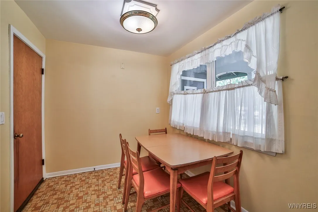 26 Devon Lane, Amherst, New York 14221, Amherst, New York 14221, 4 Bedrooms Bedrooms, 7 Rooms Rooms,2 BathroomsBathrooms,Residential,For Sale,26 Devon Lane, Amherst, New York 14221,B1625947