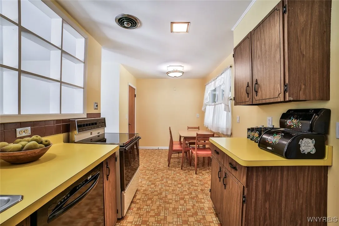 26 Devon Lane, Amherst, New York 14221, Amherst, New York 14221, 4 Bedrooms Bedrooms, 7 Rooms Rooms,2 BathroomsBathrooms,Residential,For Sale,26 Devon Lane, Amherst, New York 14221,B1625947