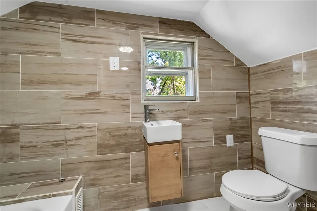 689 Longmeadow Road, Amherst, New York 14226, Amherst, New York 14226, 3 Bedrooms Bedrooms, 6 Rooms Rooms,2 BathroomsBathrooms,Residential,For Sale,689 Longmeadow Road, Amherst, New York 14226,B1626502