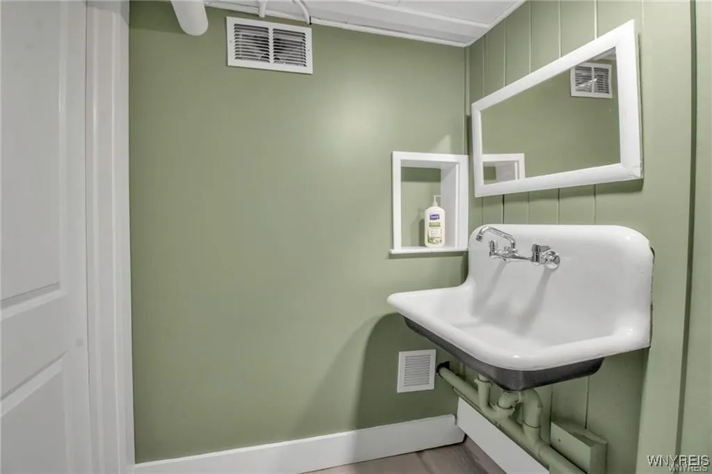 80 Innes Road, West Seneca, New York 14224, West Seneca, New York 14224, 2 Bedrooms Bedrooms, 9 Rooms Rooms,1 BathroomBathrooms,Residential,For Sale,80 Innes Road, West Seneca, New York 14224,B1626528