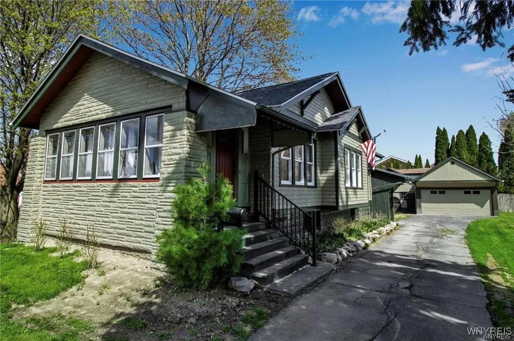 80 Innes Road, West Seneca, New York 14224, West Seneca, New York 14224, 2 Bedrooms Bedrooms, 9 Rooms Rooms,1 BathroomBathrooms,Residential,For Sale,80 Innes Road, West Seneca, New York 14224,B1626528