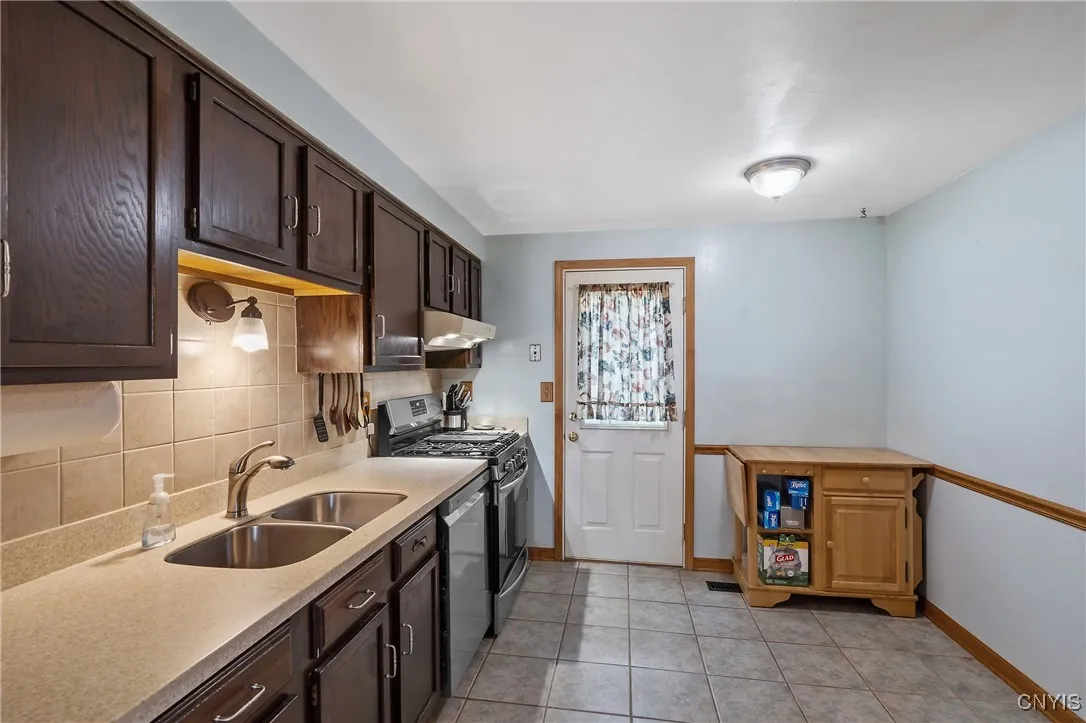 4010 Oldwyck Circle, Onondaga, New York 13215, Onondaga, New York 13215, 3 Bedrooms Bedrooms, 10 Rooms Rooms,3 BathroomsBathrooms,Residential,Closed,4010 Oldwyck Circle, Onondaga, New York 13215,0,S1626609