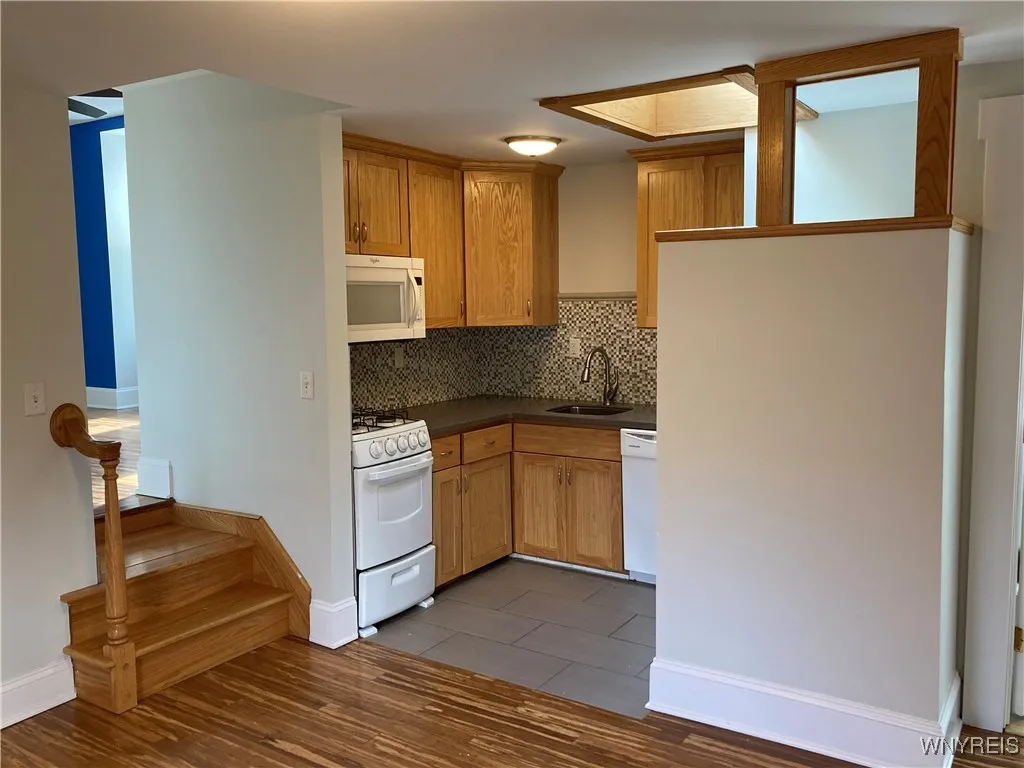 77 Johnson Park 8, Buffalo, New York 14201, Buffalo, New York 14201, 2 Bedrooms Bedrooms, 4 Rooms Rooms,1 BathroomBathrooms,Residential Lease,For Rent,77 Johnson Park 8, Buffalo, New York 14201,B1614534
