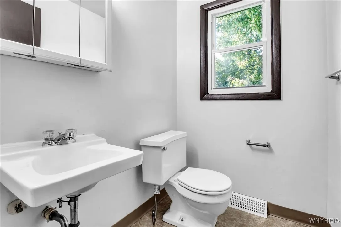 247 Glenhaven, Amherst, New York 14228, Amherst, New York 14228, 3 Bedrooms Bedrooms, 4 Rooms Rooms,1 BathroomBathrooms,Residential Lease,For Rent,247 Glenhaven, Amherst, New York 14228,B1626705