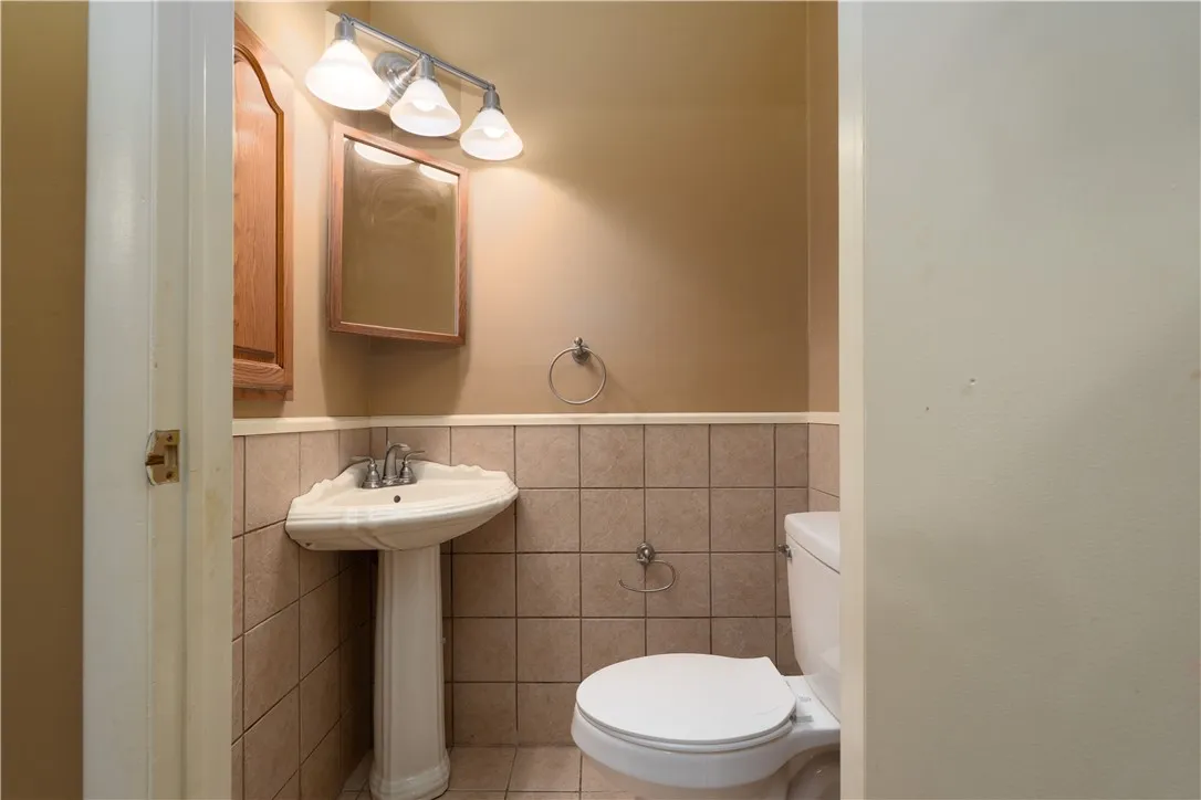 1/2 Bath en suite 2nd floor bedroom