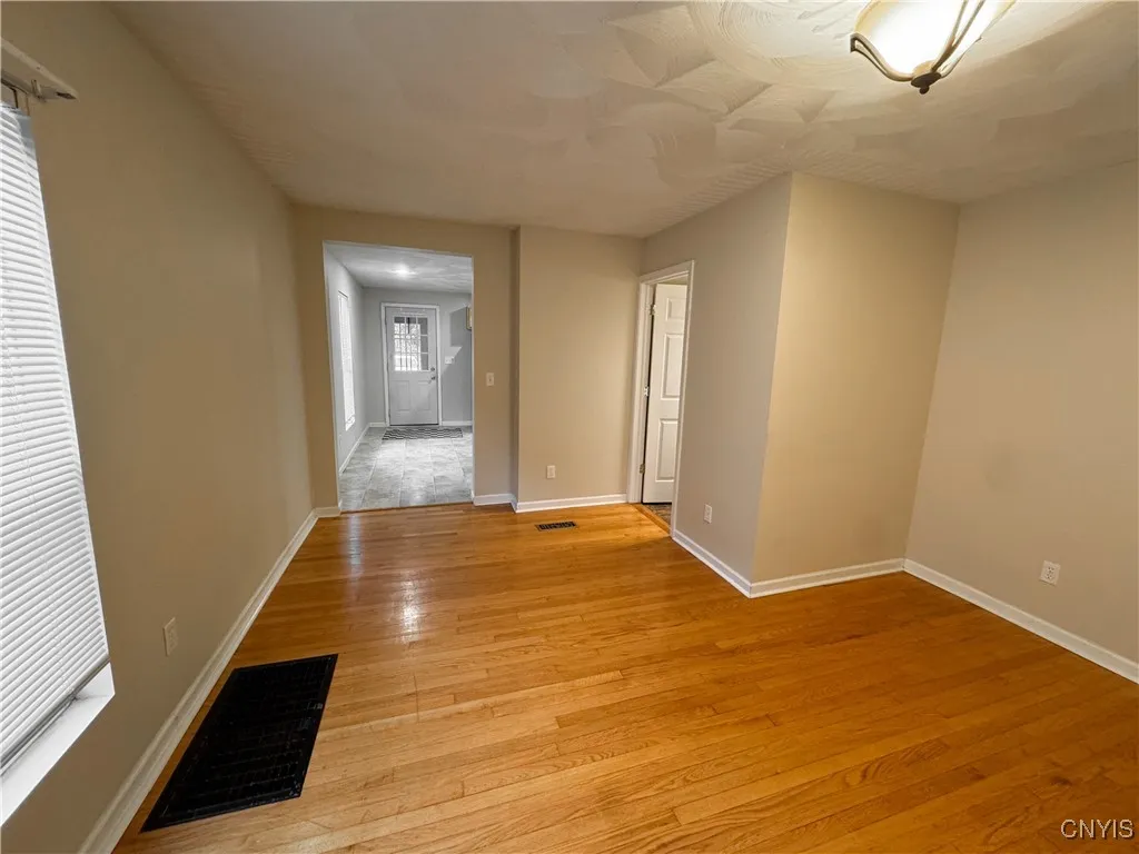 27 Greenman Avenue 1, Whitestown, New York 13417, Whitestown, New York 13417, 2 Bedrooms Bedrooms, 7 Rooms Rooms,1 BathroomBathrooms,Residential Lease,For Rent,27 Greenman Avenue 1, Whitestown, New York 13417,S1626594
