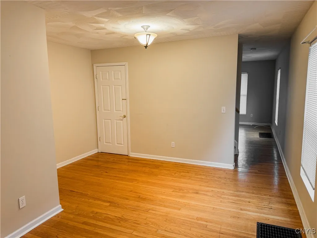 27 Greenman Avenue 1, Whitestown, New York 13417, Whitestown, New York 13417, 2 Bedrooms Bedrooms, 7 Rooms Rooms,1 BathroomBathrooms,Residential Lease,For Rent,27 Greenman Avenue 1, Whitestown, New York 13417,S1626594