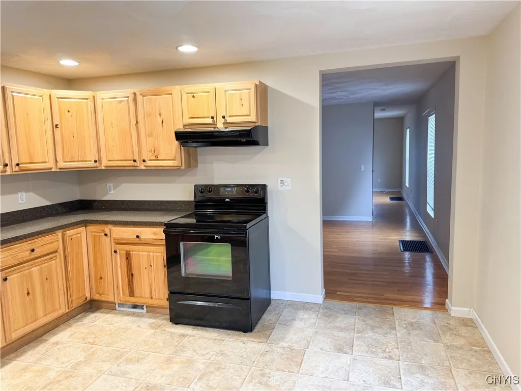 27 Greenman Avenue 1, Whitestown, New York 13417, Whitestown, New York 13417, 2 Bedrooms Bedrooms, 7 Rooms Rooms,1 BathroomBathrooms,Residential Lease,For Rent,27 Greenman Avenue 1, Whitestown, New York 13417,S1626594