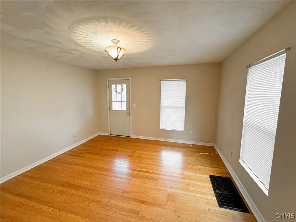 27 Greenman Avenue 1, Whitestown, New York 13417, Whitestown, New York 13417, 2 Bedrooms Bedrooms, 7 Rooms Rooms,1 BathroomBathrooms,Residential Lease,For Rent,27 Greenman Avenue 1, Whitestown, New York 13417,S1626594