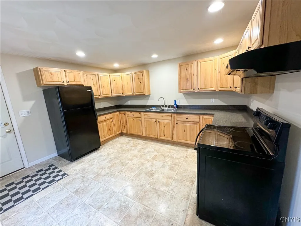 27 Greenman Avenue 1, Whitestown, New York 13417, Whitestown, New York 13417, 2 Bedrooms Bedrooms, 7 Rooms Rooms,1 BathroomBathrooms,Residential Lease,For Rent,27 Greenman Avenue 1, Whitestown, New York 13417,S1626594