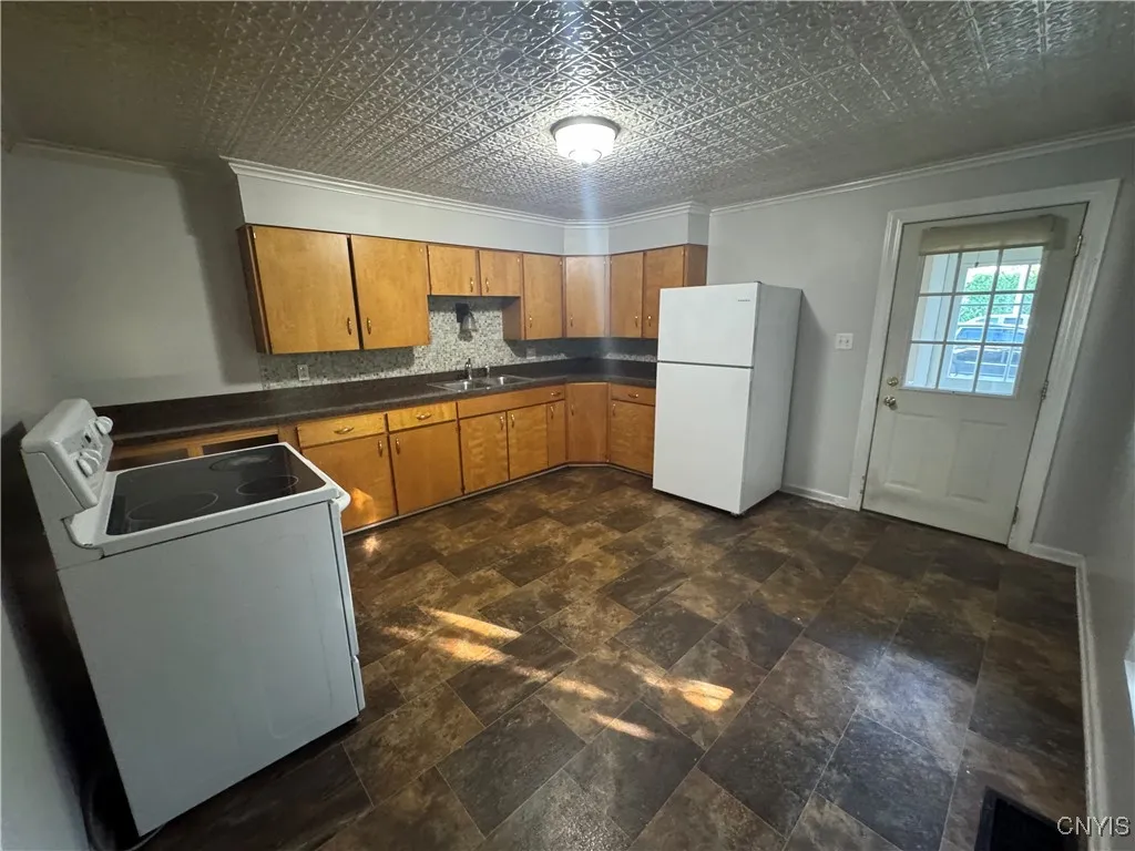 27 Greenman Avenue 2, Whitestown, New York 13417, Whitestown, New York 13417, 2 Bedrooms Bedrooms, 7 Rooms Rooms,1 BathroomBathrooms,Residential Lease,For Rent,27 Greenman Avenue 2, Whitestown, New York 13417,S1626597
