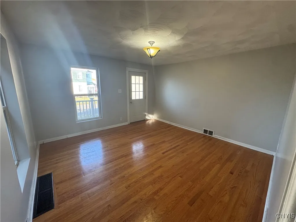 27 Greenman Avenue 2, Whitestown, New York 13417, Whitestown, New York 13417, 2 Bedrooms Bedrooms, 7 Rooms Rooms,1 BathroomBathrooms,Residential Lease,For Rent,27 Greenman Avenue 2, Whitestown, New York 13417,S1626597