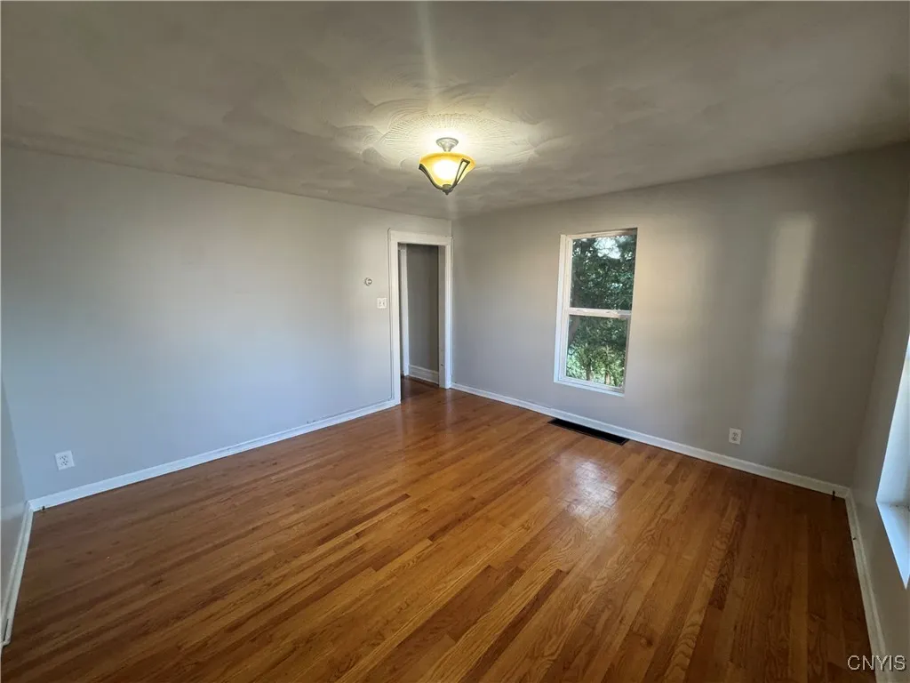 27 Greenman Avenue 2, Whitestown, New York 13417, Whitestown, New York 13417, 2 Bedrooms Bedrooms, 7 Rooms Rooms,1 BathroomBathrooms,Residential Lease,For Rent,27 Greenman Avenue 2, Whitestown, New York 13417,S1626597