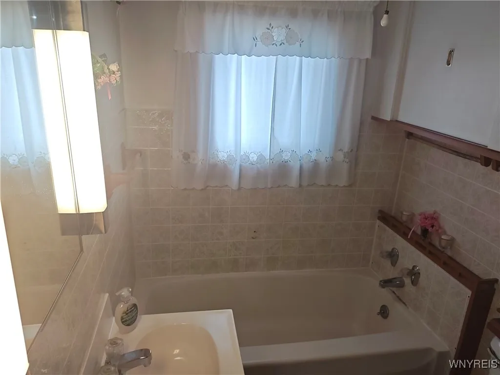 12 Linwood Avenue, Batavia City, New York 14020, Batavia City, New York 14020, 1 Bedroom Bedrooms, 4 Rooms Rooms,1 BathroomBathrooms,Residential,Closed,12 Linwood Avenue, Batavia City, New York 14020,0,B1626460