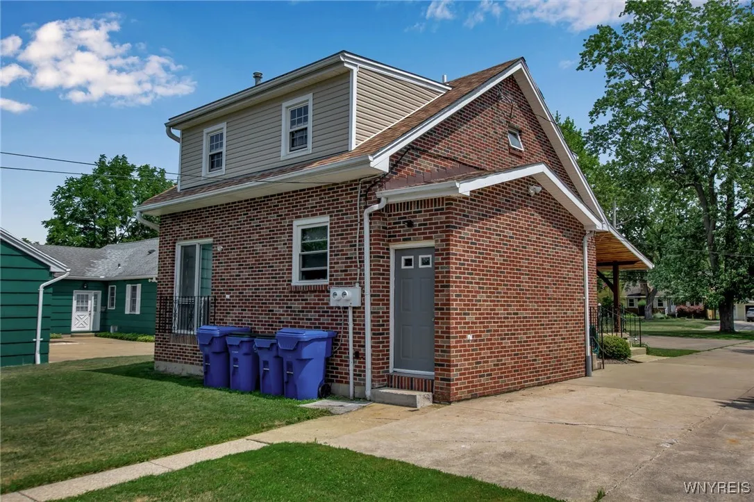 Front Home's Access to Basement