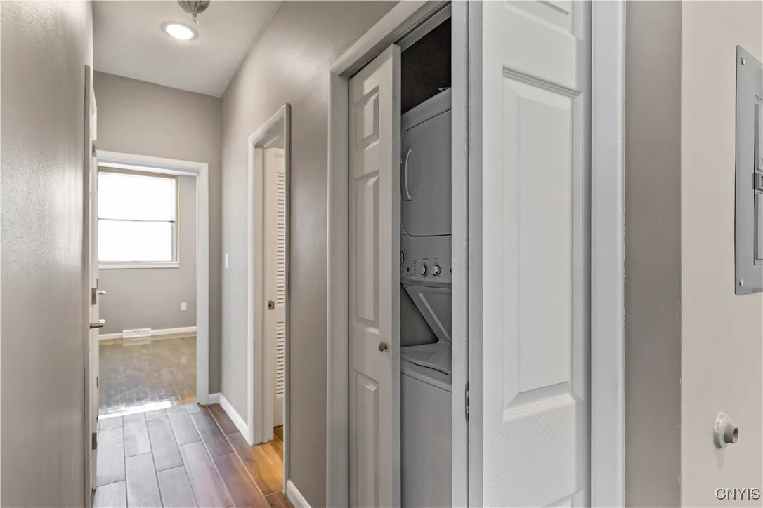 2118 East Genesee Street 202, Syracuse, New York 1, Syracuse, New York 13210, 2 Bedrooms Bedrooms, 4 Rooms Rooms,1 BathroomBathrooms,Residential Lease,For Rent,2118 East Genesee Street 202, Syracuse, New York 1,S1626781
