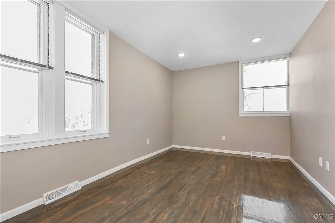 2118 East Genesee Street 202, Syracuse, New York 1, Syracuse, New York 13210, 2 Bedrooms Bedrooms, 4 Rooms Rooms,1 BathroomBathrooms,Residential Lease,For Rent,2118 East Genesee Street 202, Syracuse, New York 1,S1626781