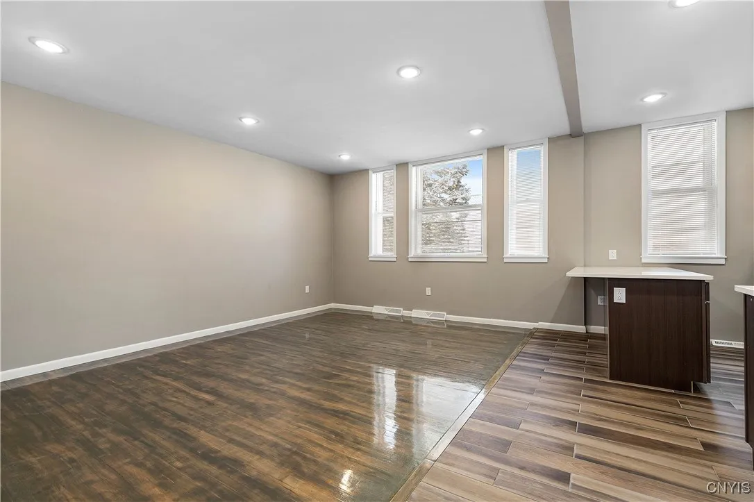 2118 East Genesee Street 202, Syracuse, New York 1, Syracuse, New York 13210, 2 Bedrooms Bedrooms, 4 Rooms Rooms,1 BathroomBathrooms,Residential Lease,For Rent,2118 East Genesee Street 202, Syracuse, New York 1,S1626781
