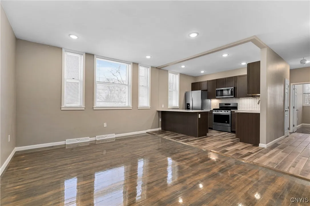 2118 East Genesee Street 202, Syracuse, New York 1, Syracuse, New York 13210, 2 Bedrooms Bedrooms, 4 Rooms Rooms,1 BathroomBathrooms,Residential Lease,For Rent,2118 East Genesee Street 202, Syracuse, New York 1,S1626781