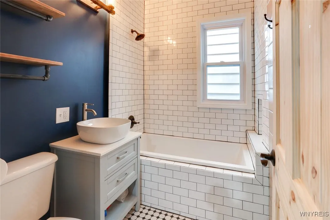 Full bathroom 1 st flooe