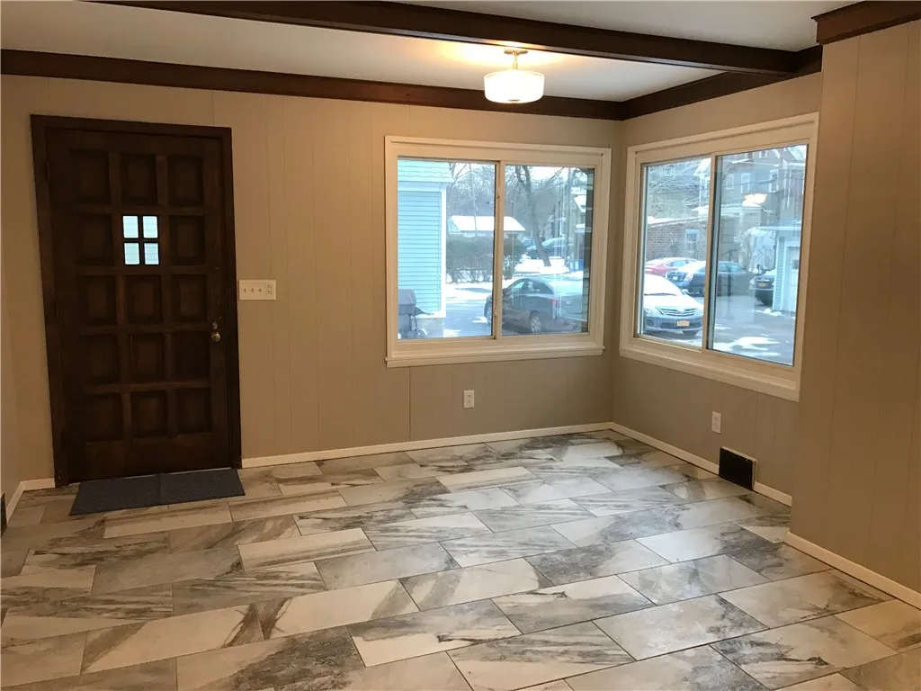 91 Merriman Street 1, Rochester, New York 14607, Rochester, New York 14607, 2 Bedrooms Bedrooms, 5 Rooms Rooms,1 BathroomBathrooms,Residential Lease,For Rent,91 Merriman Street 1, Rochester, New York 14607,R1626799