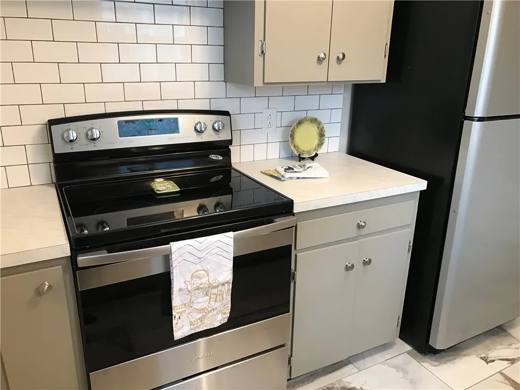 91 Merriman Street 1, Rochester, New York 14607, Rochester, New York 14607, 2 Bedrooms Bedrooms, 5 Rooms Rooms,1 BathroomBathrooms,Residential Lease,For Rent,91 Merriman Street 1, Rochester, New York 14607,R1626799