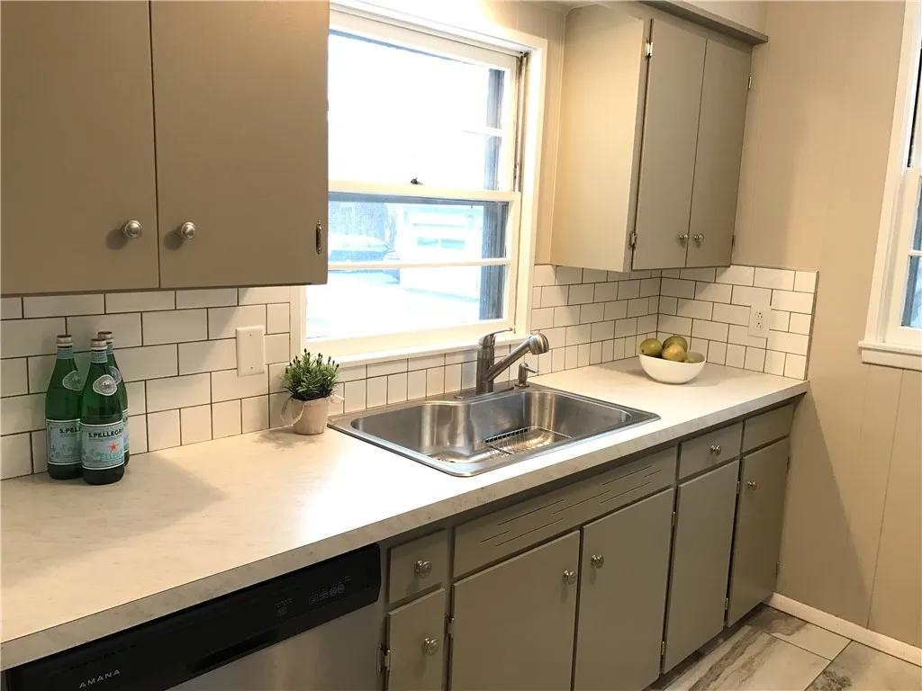 91 Merriman Street 1, Rochester, New York 14607, Rochester, New York 14607, 2 Bedrooms Bedrooms, 5 Rooms Rooms,1 BathroomBathrooms,Residential Lease,For Rent,91 Merriman Street 1, Rochester, New York 14607,R1626799