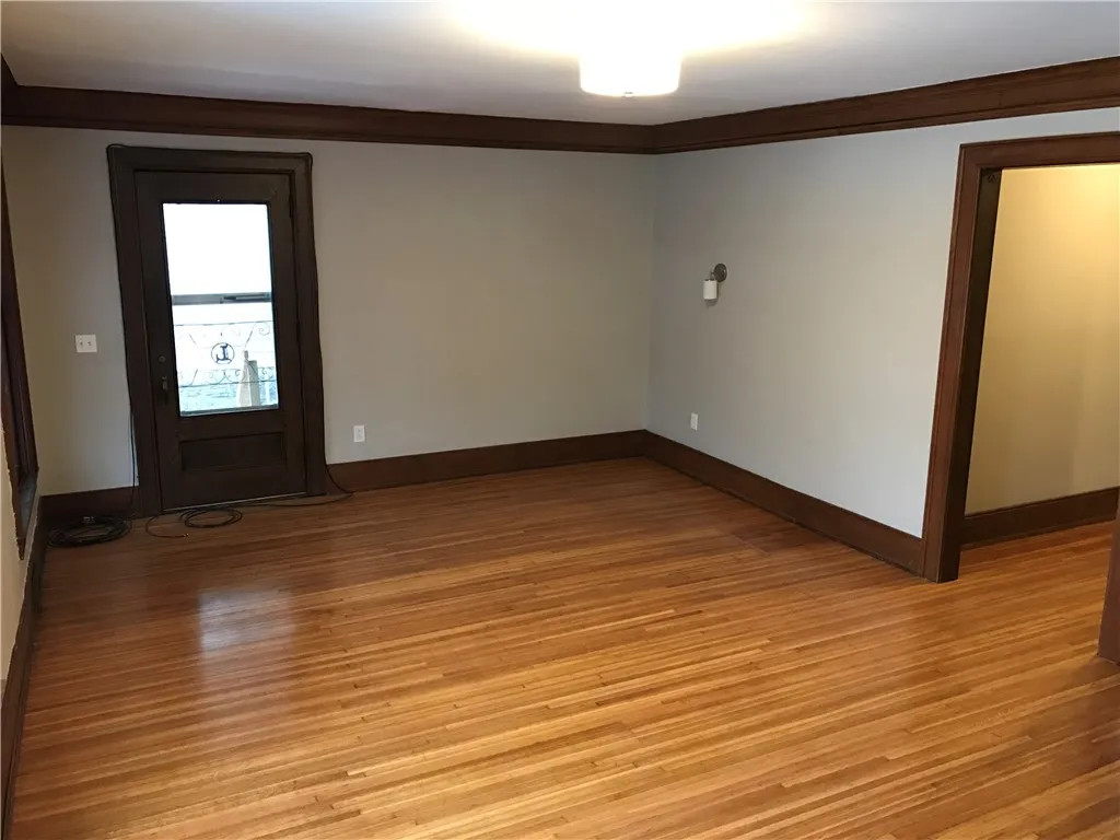 91 Merriman Street 1, Rochester, New York 14607, Rochester, New York 14607, 2 Bedrooms Bedrooms, 5 Rooms Rooms,1 BathroomBathrooms,Residential Lease,For Rent,91 Merriman Street 1, Rochester, New York 14607,R1626799