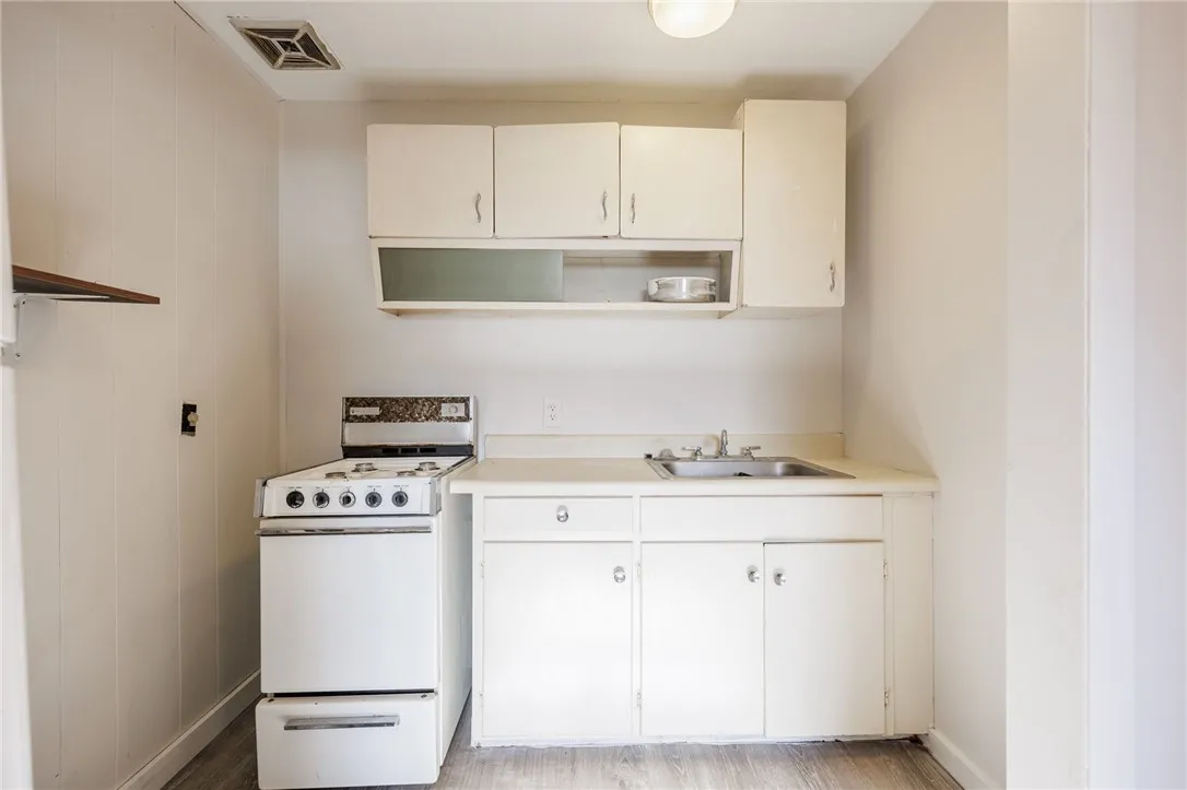 2233 Clifford Avenue 2, Rochester, New York 14609, Rochester, New York 14609, 1 Bedroom Bedrooms, 3 Rooms Rooms,1 BathroomBathrooms,Residential Lease,For Rent,2233 Clifford Avenue 2, Rochester, New York 14609,R1626873